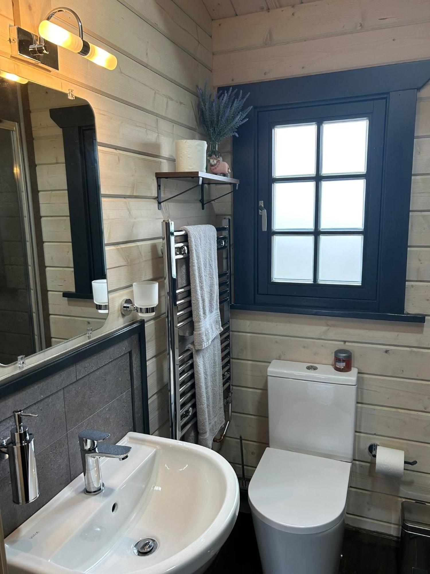 Little Rock Retreat Log Cabin With Hot Tub Castletown Gheoghegan Bagian luar foto