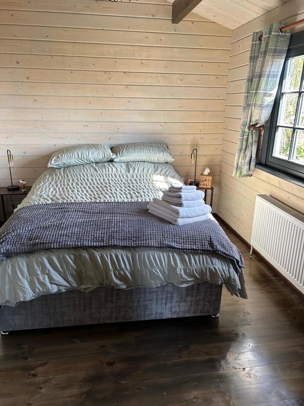 Little Rock Retreat Log Cabin With Hot Tub Castletown Gheoghegan Bagian luar foto